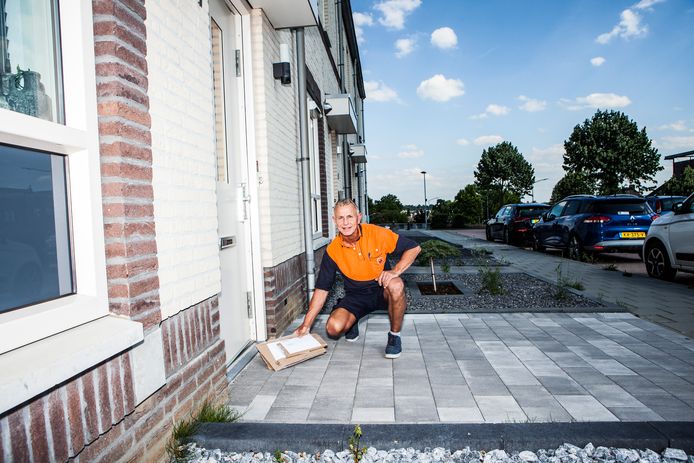 Gerrit Olijve, pakketbezorger bij PostNL in de gemeente Beek.