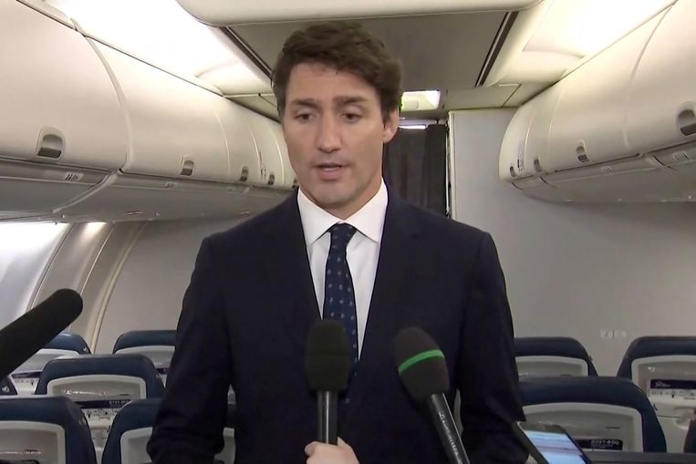De Canadese premier Justin Trudeau biedt zijn excuses aan voor zijn kostuum, te zien op een foto die door Time naar buiten werd gebracht. Beeld via REUTERS