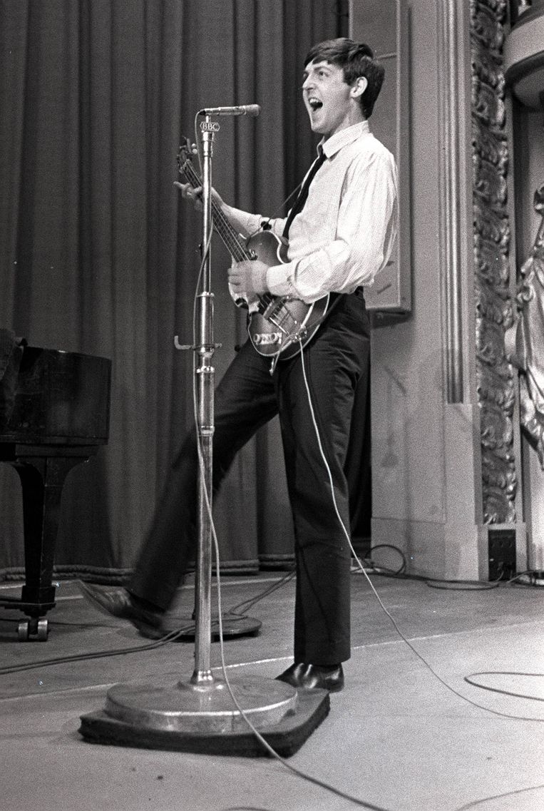 1963: McCartney tijdens een ­radio-uitzending van de BBC. Beeld Popperfoto via Getty Images