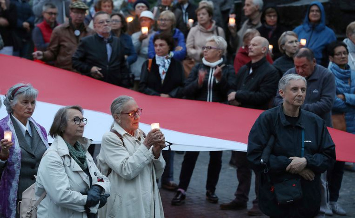 De afgelopen week werd in Warschau meerdere malen geprotesteerd tegen de wet die meer dan een derde van de rechters van het hooggerechtshof raakt. Beeld AP