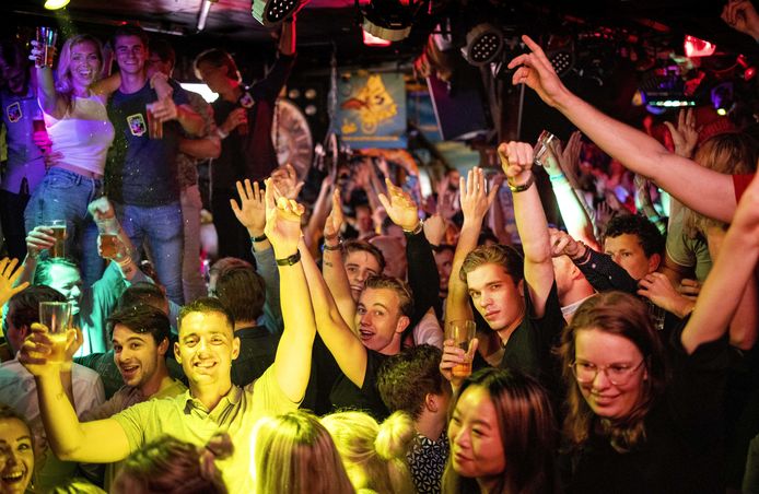 Bezoekers van De Après Skihut op de dansvloer