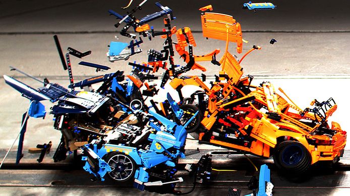 Botsing tussen een Porsche GT3 RS en een Bugatti Chiron van Lego in naam van de wetenschap.