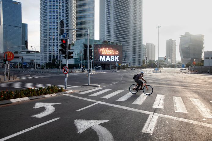 Een eenzame fietser in Tel Aviv.