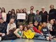 De leerlingen mochten een mooie cheque overhandigen.