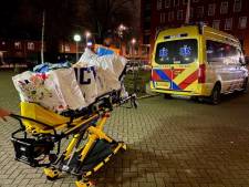 Vrouw (78) ligt op grond in kaal huis als medewerkers ambulance haar vinden: ‘Grijpt je zó aan’