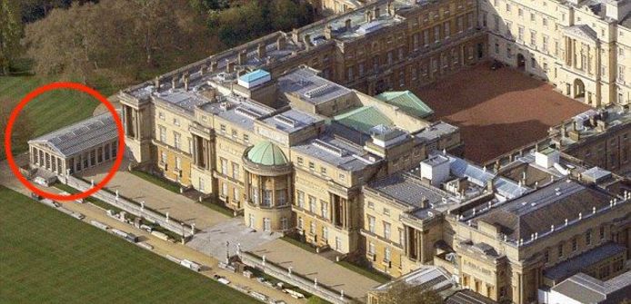 Er is een groot zwembad te vinden in Buckingham Palace.