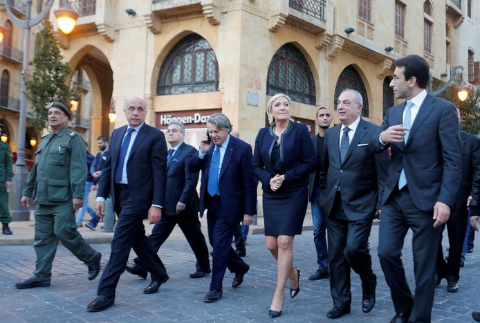 Marine Le Pen (midden) tijdens een bezoek vandaag in Beiroet.