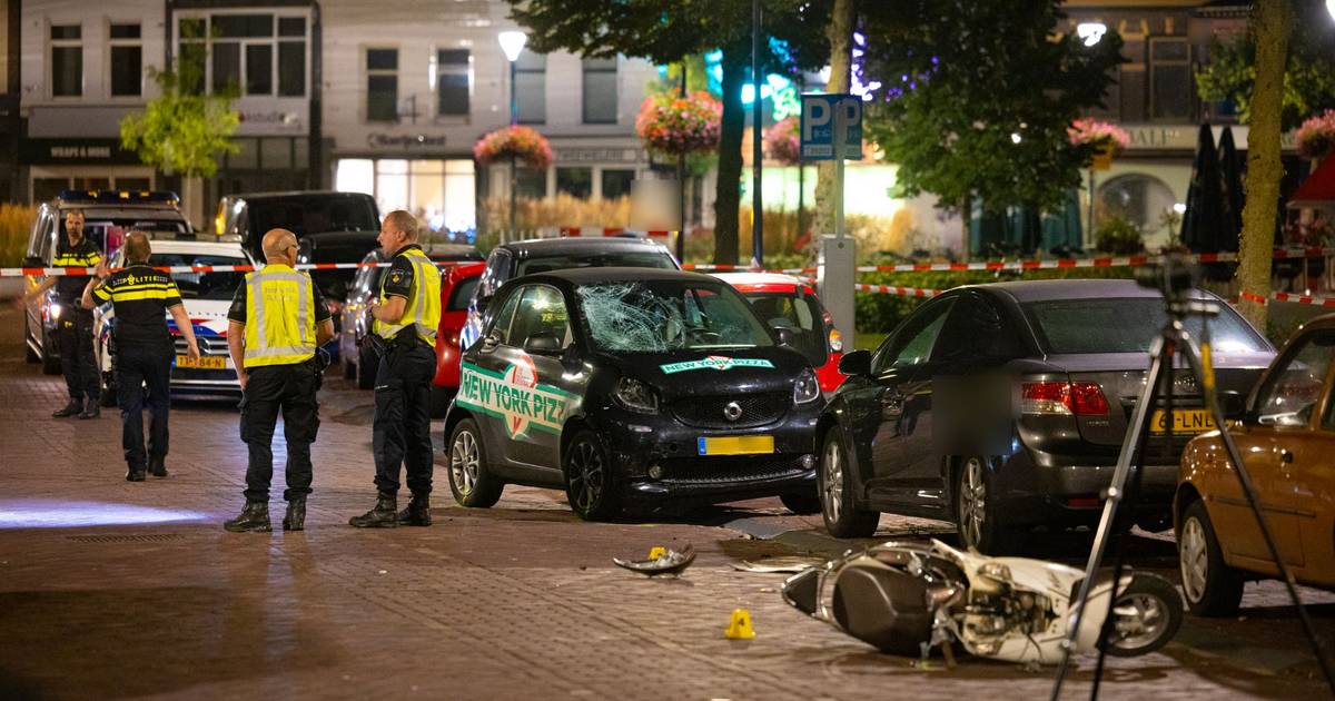 Vrouw zwaargewond bij botsing tussen snorscooter en auto in Zwolle.