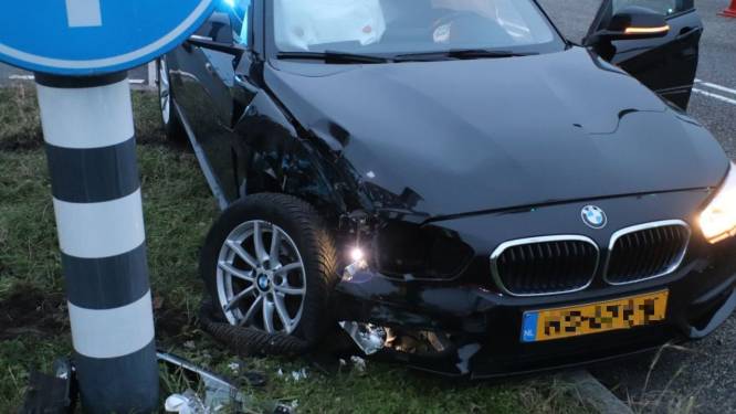 Vrouw ramt paal met verkeerslicht in Zwolle en moet gewond naar het ziekenhuis