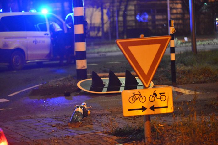 Een automobilist in Breda reed zaterdagochtend vroeg een verkeerslicht omver.