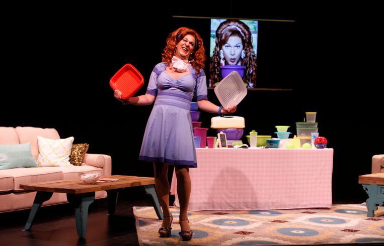 Kris Andersson plays her play 'Dixie's Tupperware Party' in Los Angeles. Image Getty