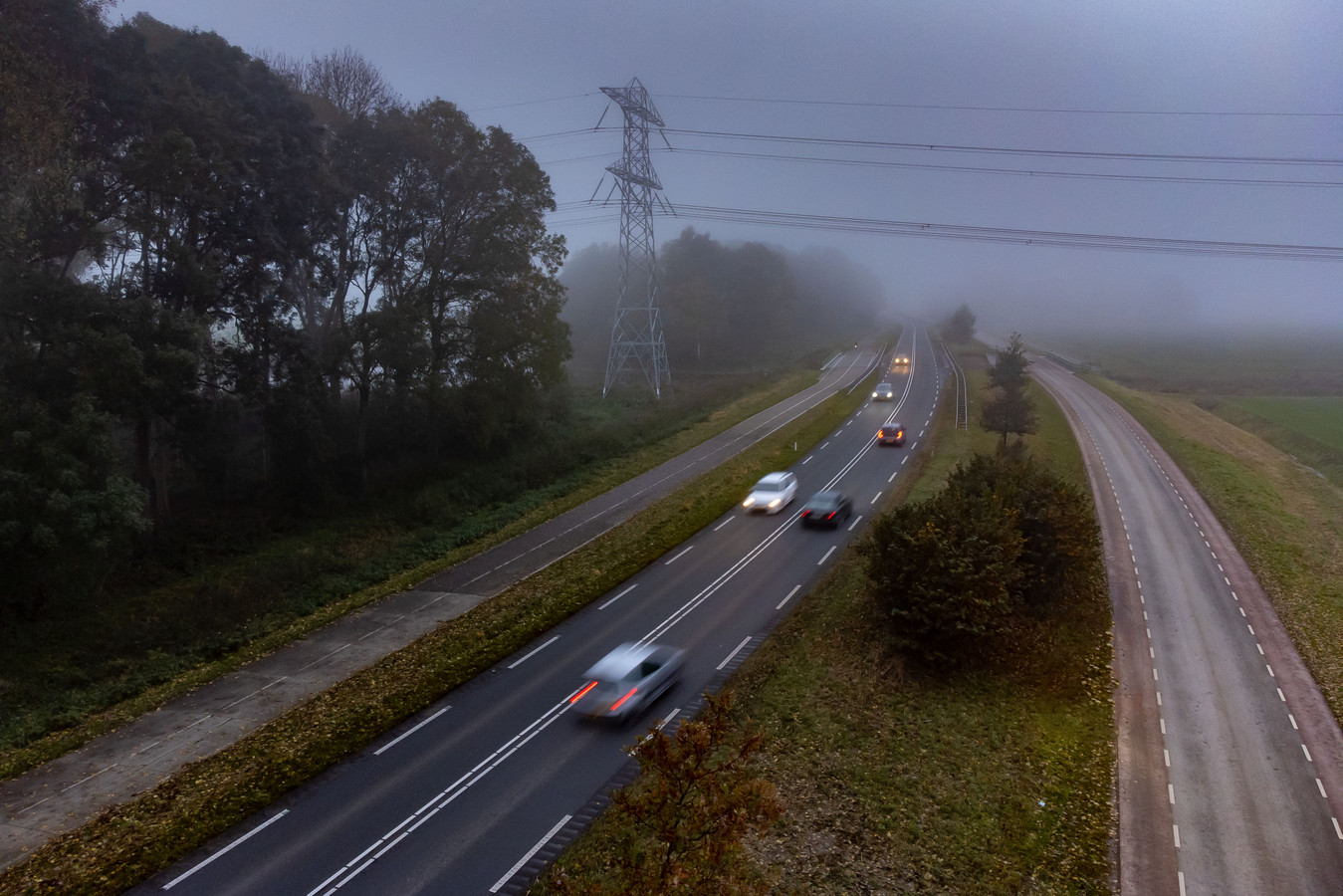 De N331 tussen Emmeloord en Marknesse, bij de flauwe bocht waar dinsdagmiddag drie mensen om het leven kwamen.