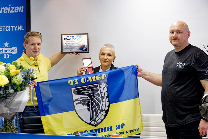 Mila Khomiakova-Kornieieva krijgt militair kruis van het Oekraïense leger.