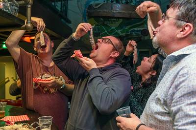 ’t Vosse-ol evalueert het carnavalsfeest onder het genot van een harinkje