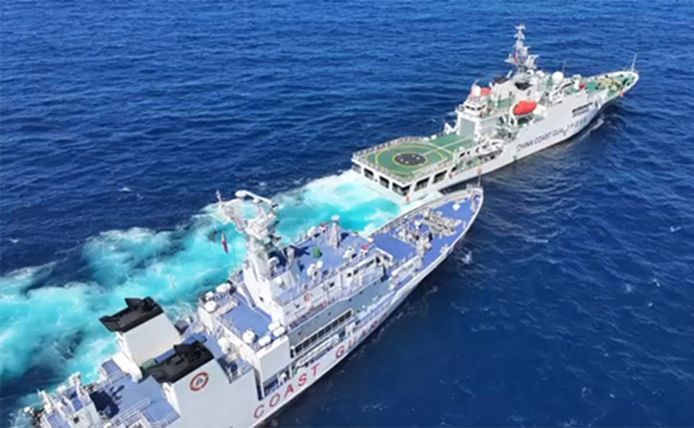 Een confrontatie tussen de Chinese en Filipijnse kustwacht leverde gevaarlijke situaties op.