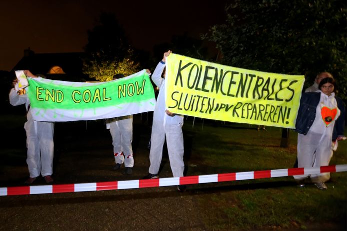 Geertruidenberg - Actievoerders blokkeren het transport van een transformator naar de Amercentrale. Met spandoeken en leuzen maakte zij hun standpunten duidelijk.