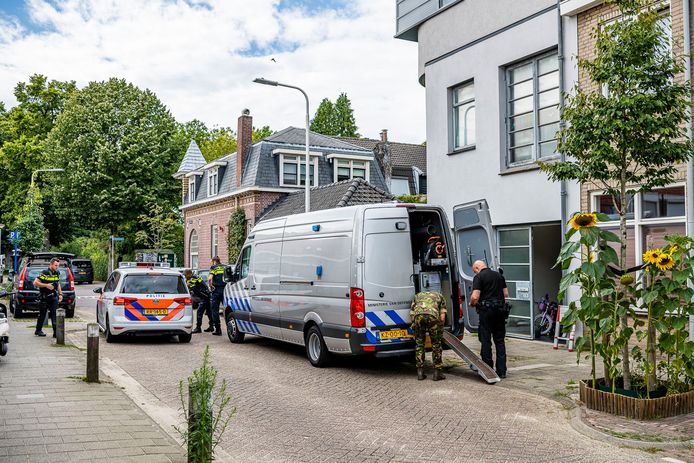De Explosieven Opruimingsdienst (EOD) moest vrijdag de gevonden wapens en explosieven opruimen.
