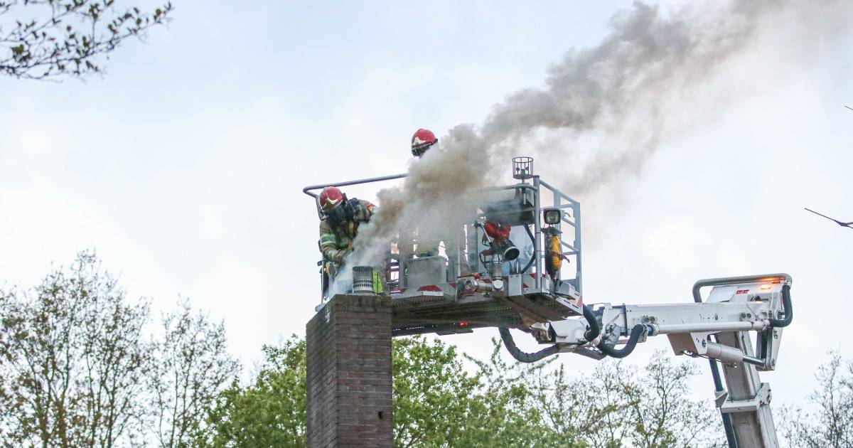 Brandweer uren druk met schoorsteenbrand in Tollebeek.