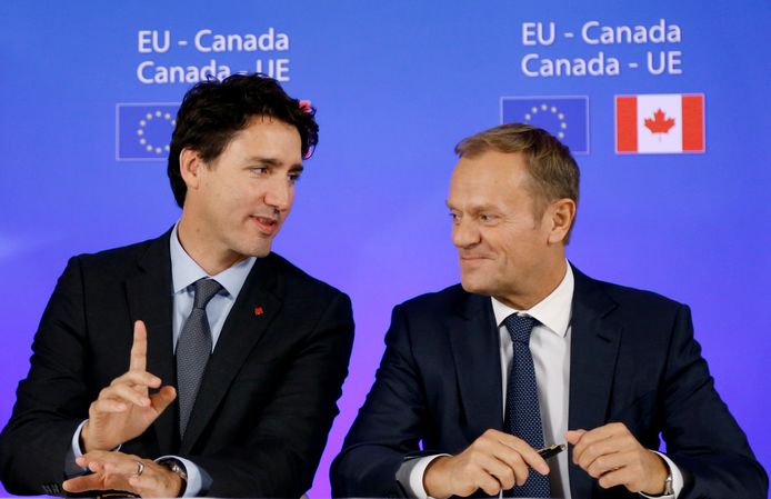 De Canadese premier Trudeau en EU-baas Tusk bij de ondertekening van het Ceta-verdrag op 30 oktober 2016.