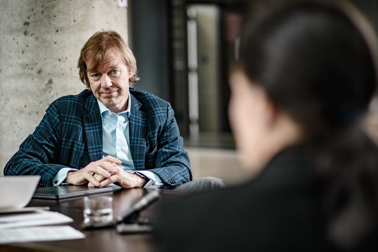 Robin Van Look: ‘Ik heb een haartransplantatie laten doen. Niet in Turkije, maar hier. En ik vind het leuk dat ik nog altijd meer haar heb dan vóór mijn transplantatie vijftien jaar geleden.’ Beeld Geert Van de Velde