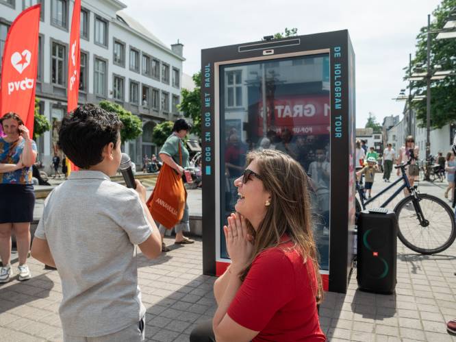 Raoul Hedebouw (PVDA) doet ‘een klapke’ met de mensen op de Meir in Antwerpen... als hologram