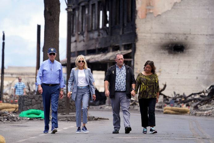 President Joe Biden and first lady Jill Biden wandelen door de vernielde straten van Lahaina met gouverneur Josh Green en zijn vrouw Jaime Green.