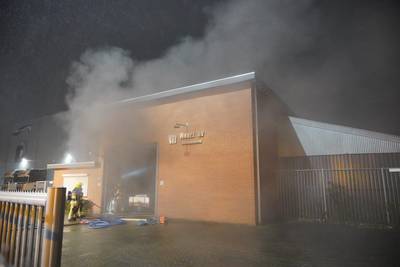 Brand bij bedrijfspand op industrieterrein Weurt, brandweer rukt groots uit