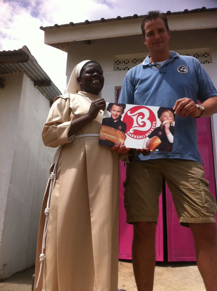 Alexander Bekkers en de Oegandese Kituyi, die nu met het maken en verkopen van bananenbrood zichzelf in haar levensonderhoud kan voorzien.