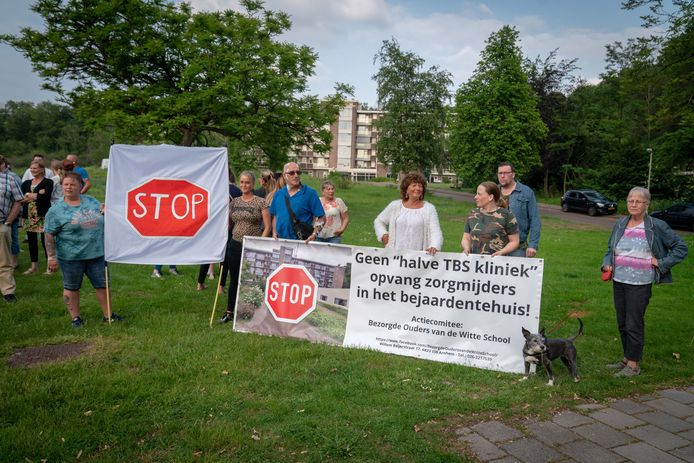 Inwoners van wijk de Geitenkamp demonstreerden twee jaar geleden tegen komst van zorgmijders en ex-gedetineerden naar de Paasbergflat. Inmiddels staat de flat leeg.