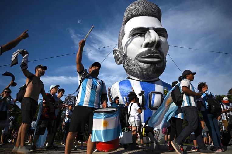 Fans vieren feest met een opgeblazen Messi. Beeld AFP