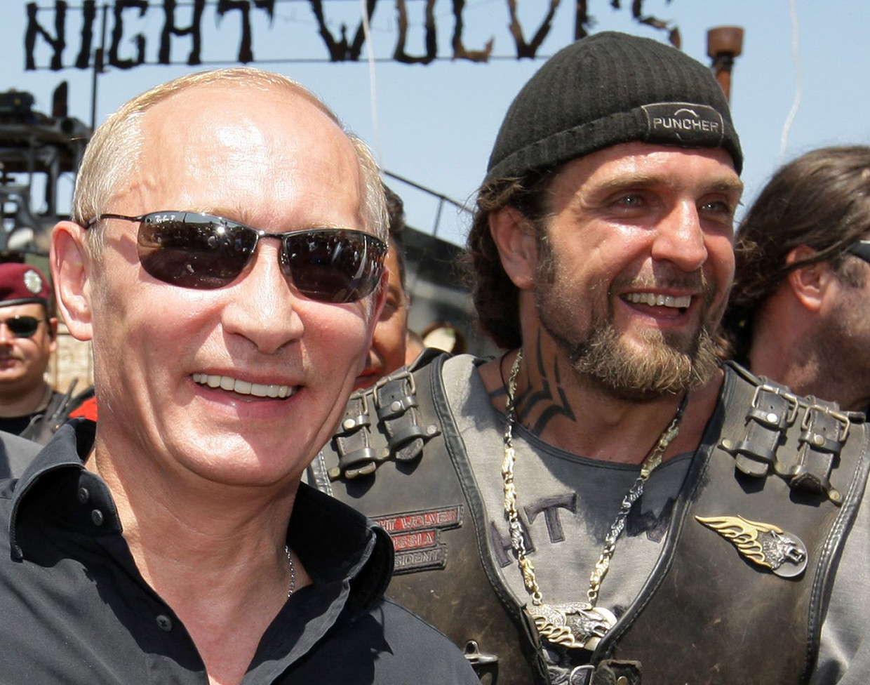 Russische president Vladimir Poetin, toen nog premier, met Nachtwolven-leider Alexander Zaldostanov in 2010. Beeld anp