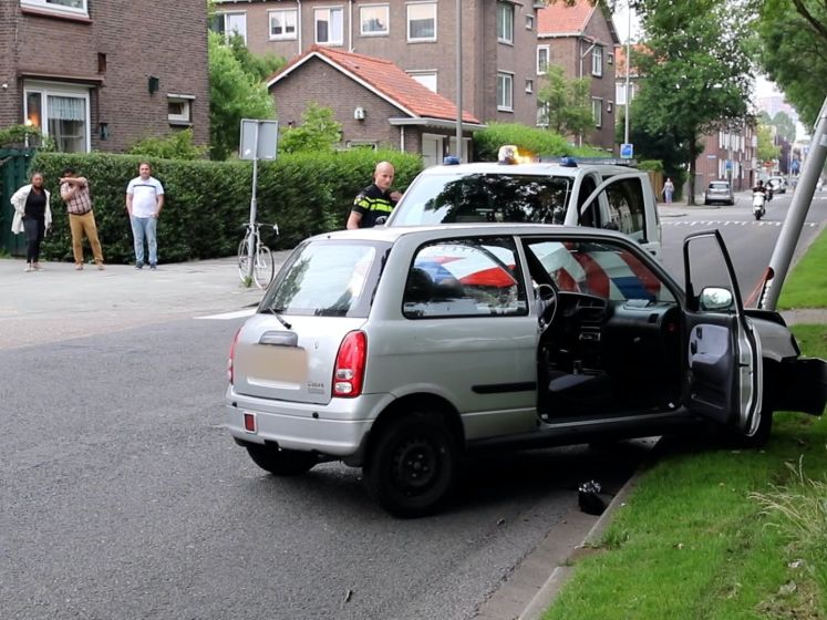 Tweetal klapt met auto op paal tijdens vluchtpoging in Carnisse