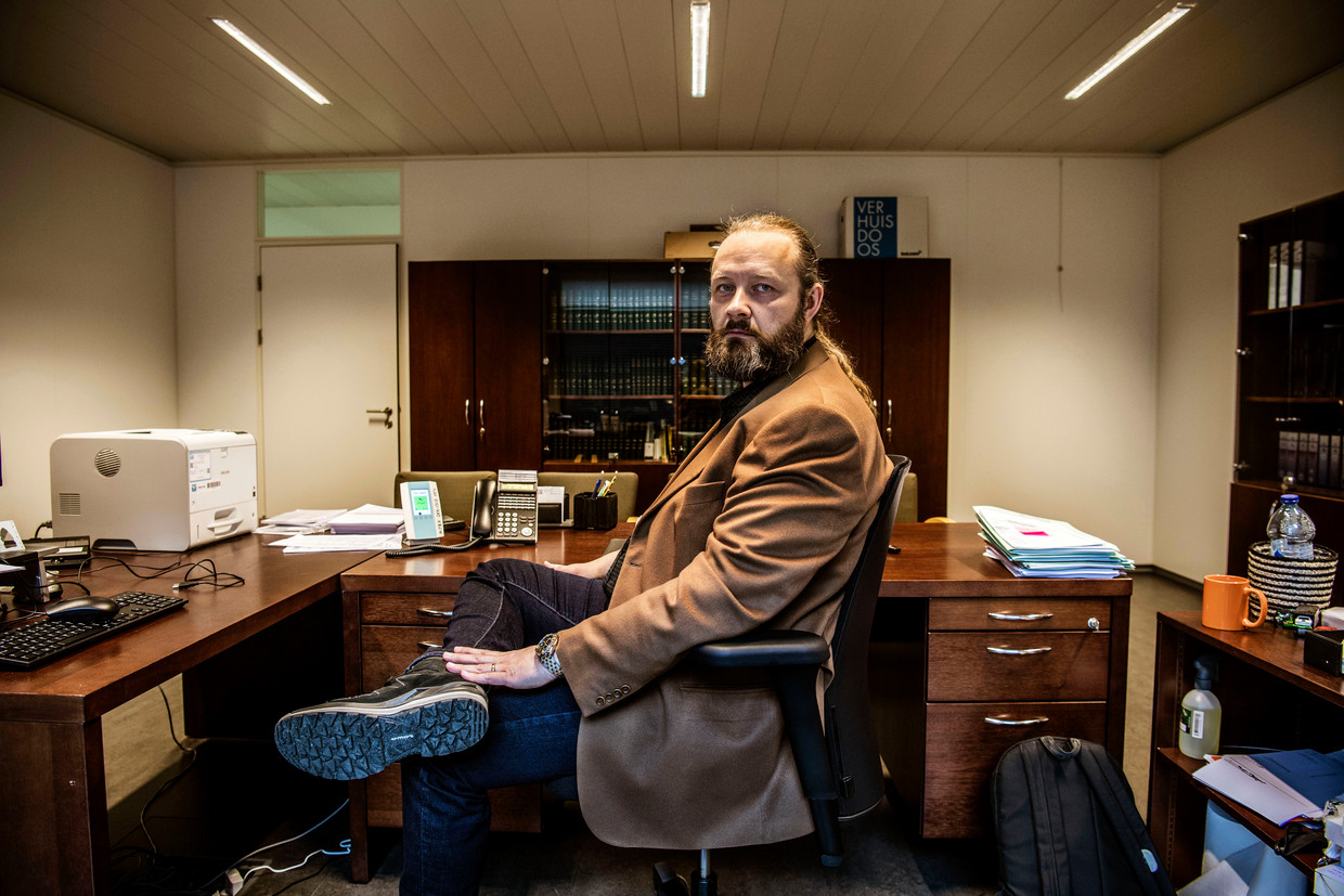 Politierechter Siegfried Stallaert: ‘Ik heb mij als geheelonthouder al méér moeten verdedigen dan mensen die met een stuk in hun kraag in de auto stappen.’ Beeld Saskia Vanderstichele