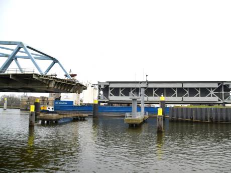 Eerste deur van Nieuwe Sluis alsnog naar Terneuzen gebracht, kantelen gebeurt later deze week