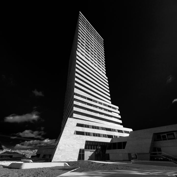 De Bunkertoren aan de Kennedylaan/Vincent van den Heuvellaan in Eindhoven, uit het boek ‘The Portraits’ van de Eindhovense fotograaf Norbert van Onna.