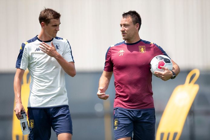 Bjorn Engels luistert naar John Terry, assistent-trainer bij Aston Villa.