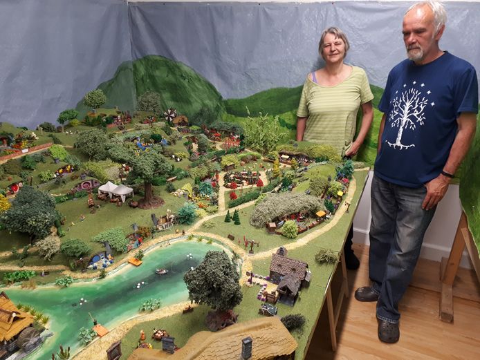 Mieke en Jan Bastiaens zijn trots op de miniatuurversie van het Hobbitdorp uit The Lord of the Rings.
