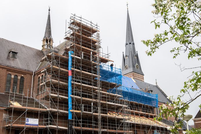 Werkzaamheden aan het dak van de  Heilig Hartkerk in Breda in 2019.