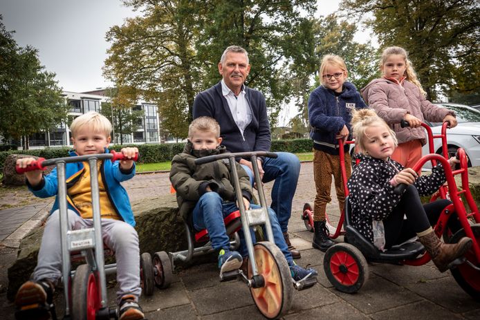 Directeur-bestuurder Gé Koedijk met een aantal kleuters van de Nutsschool, die deze maand overgaan naar hun nieuwe school aan de Hengelosestraat. ‘Geef me een klas met kleuters en ik red me nog steeds naadloos.’