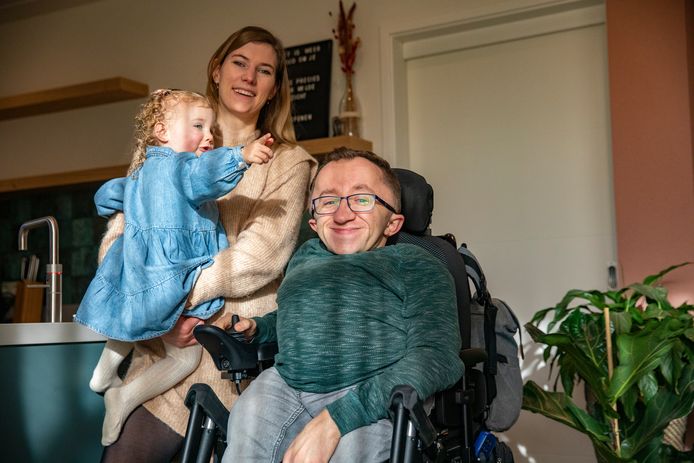 Dennis van den Boomen uit Reusel lijdt aan osteogenesis imperfecta. Binnenkort is hij op tv te zien in het programma ‘Je zal het maar hebben’. Op de foto dochtertje Scottie, Simone en Dennis thuis in Reusel.