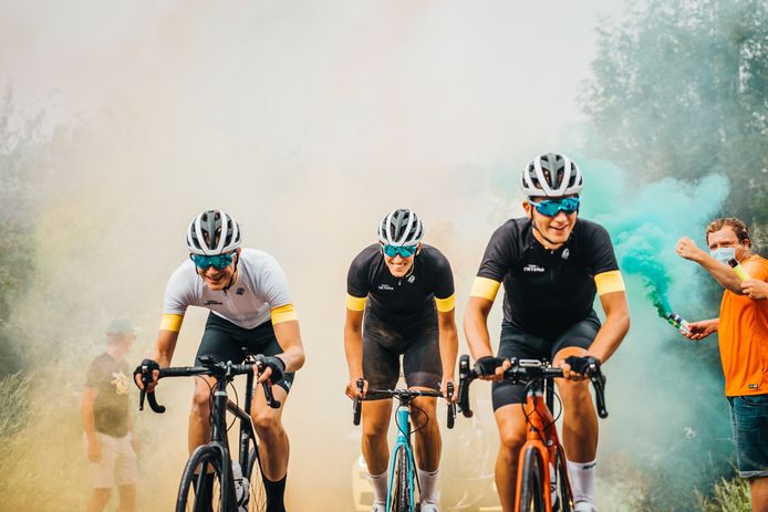 Van links naar rechts: Devin van der Wiel, Bas Tietema en Josse Wester tijdens het rijden van de Ronde van Vlaanderen.