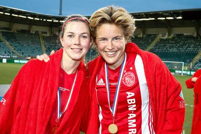 Ajax-vrouwen pakken beker bij afscheid Koster en Hoogendijk