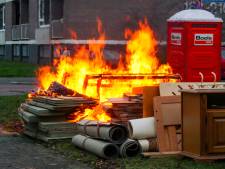 Stapel huisraad in brand in Apeldoorn: politie verdenkt baldadige kinderen 
