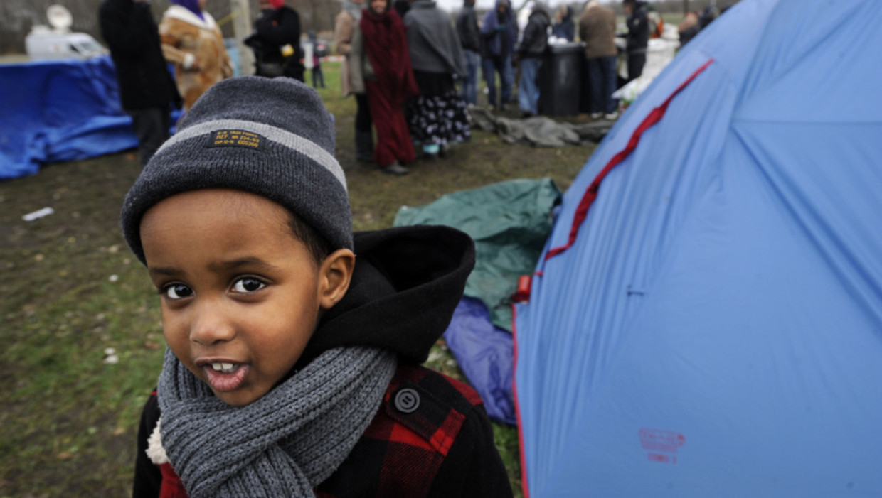 Een groep uitgeprocedeerde Somaliers bivakkeerde vorige maand uit protest in een tentenkamp bij het Aanmeldcentrum Ter Apel. Onder hen ook kinderen. ©ANP Beeld 