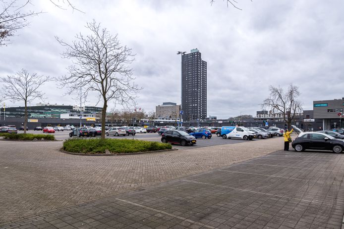 Op het parkeerterrein van Winkelcentrum Woensel aan de Franklin D. Rooseveltlaan komen mogelijk 150 tijdelijke woningen.