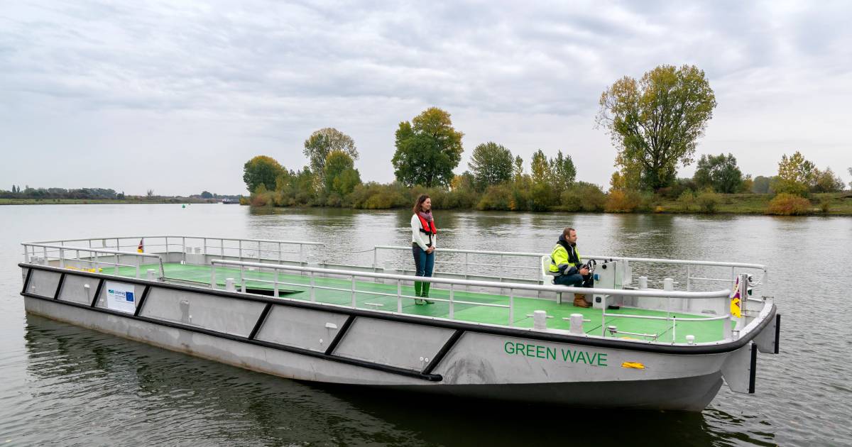 Fluisterstil vrachtschip uit Heerewaarden vaart een werkdag op 4000 kilo batterijen