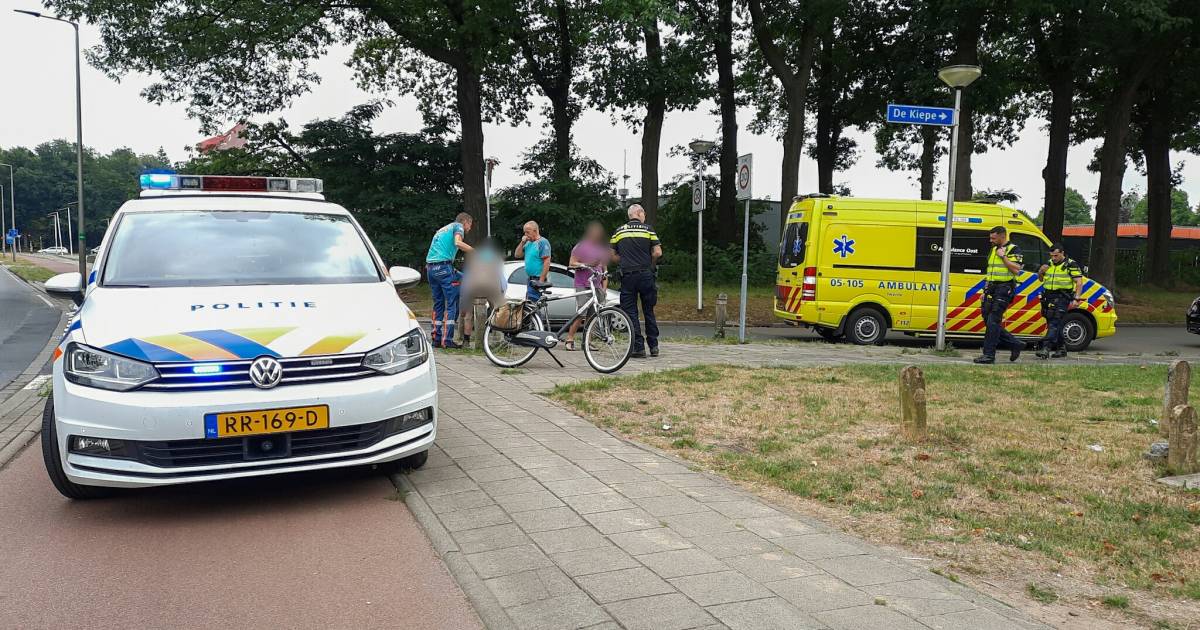 Fietsers zwaargewond bij aanrijding, automobilist gaat ervandoor.