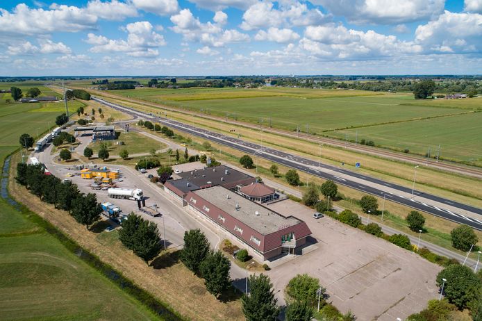 Hotel Zalkerbroek werd vorig jaar zomer verkocht. Vanaf 1 maart wil de gemeente Kampen het hotel inrichten als crisisnoodopvang van 84 vluchtelingen.