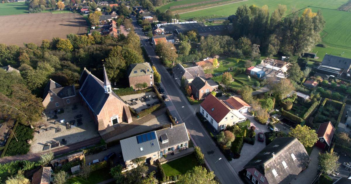 Groeten uit Babyloniënbroek, het dorp met lollige monniken en een waterbestendige kerk