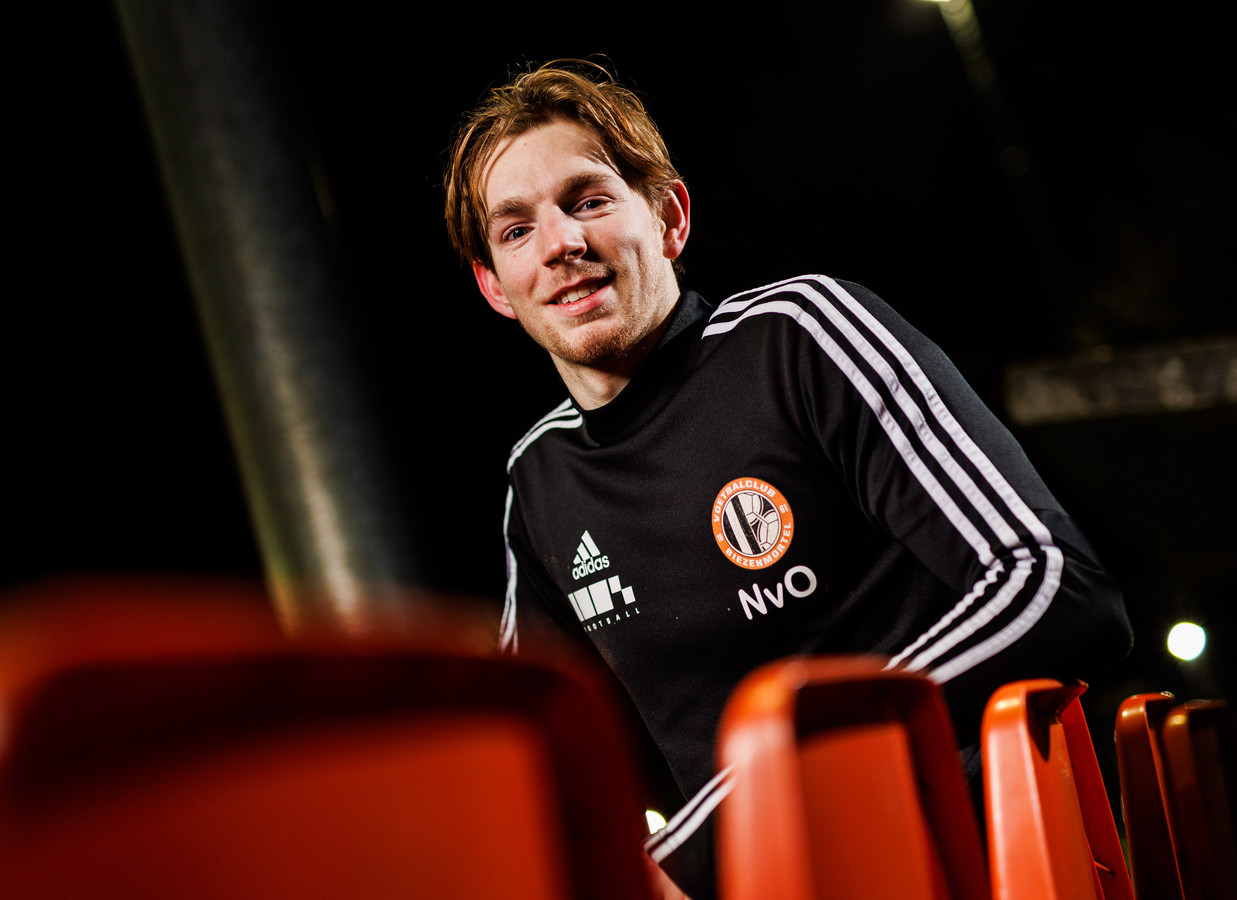 Noah van Overveld, aanvaller van VCB in Biezenmortel.